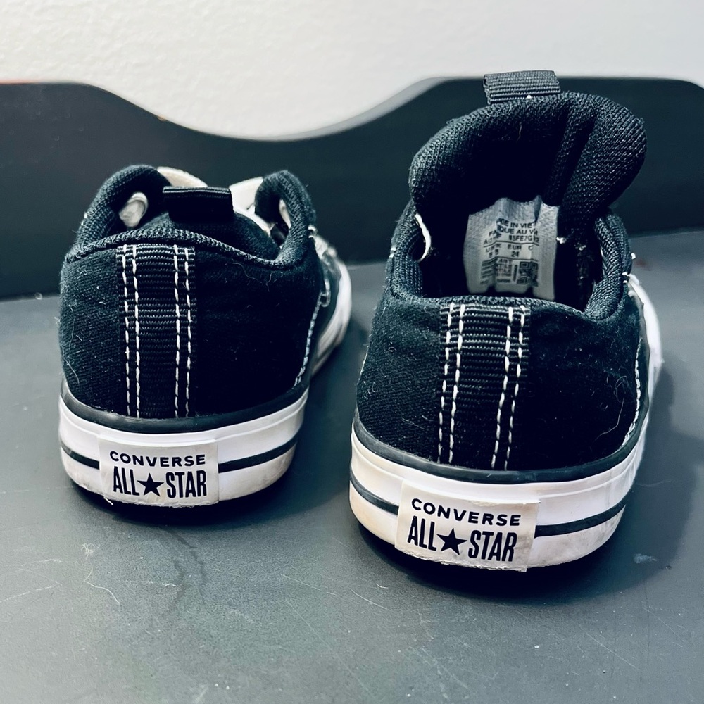 Converse Black and White Low-Tops - Kids size 8 - Picture 5 of 8